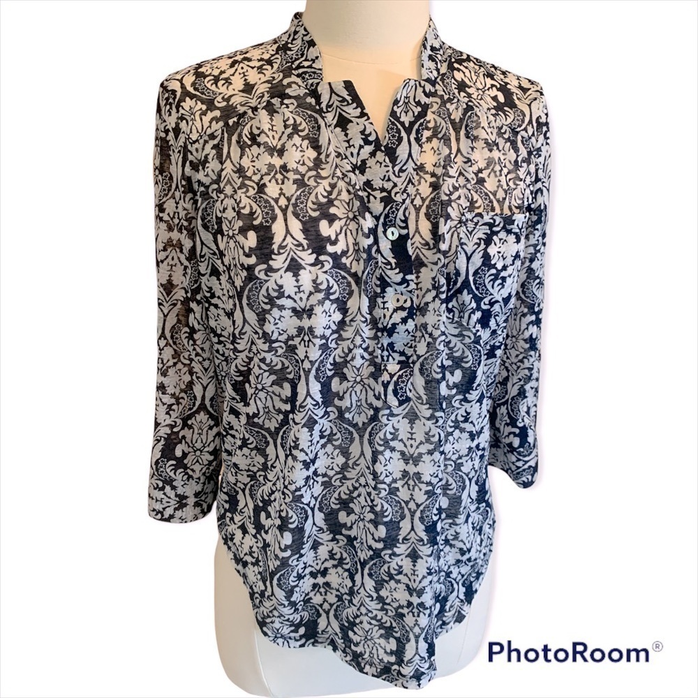 DNA Couture Semi Sheer Navy 3/4 Sleeve Round Hem 3 Button V-Neck Size Medium